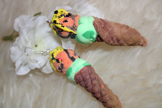 Eiswaffel: Waldmeister-Yoguhrt mit Pfirsich-Lakritze und Zitronen-Lakritz topping