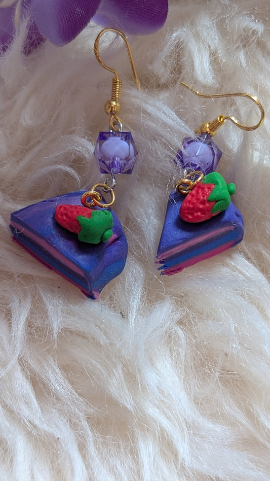 Leckere Himbeer/ Waldfrucht Tortenstücke mit Erdbeere